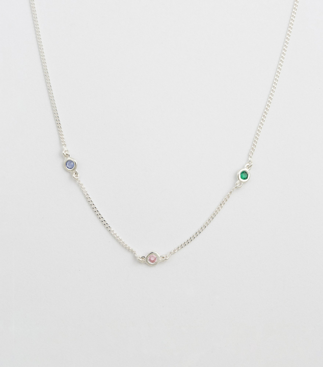 Treasure Shimmer Necklace Silver Multi w grupie Naszyjniki / Srebrne naszyjniki w SCANDINAVIAN JEWELRY DESIGN (NS1355MU)